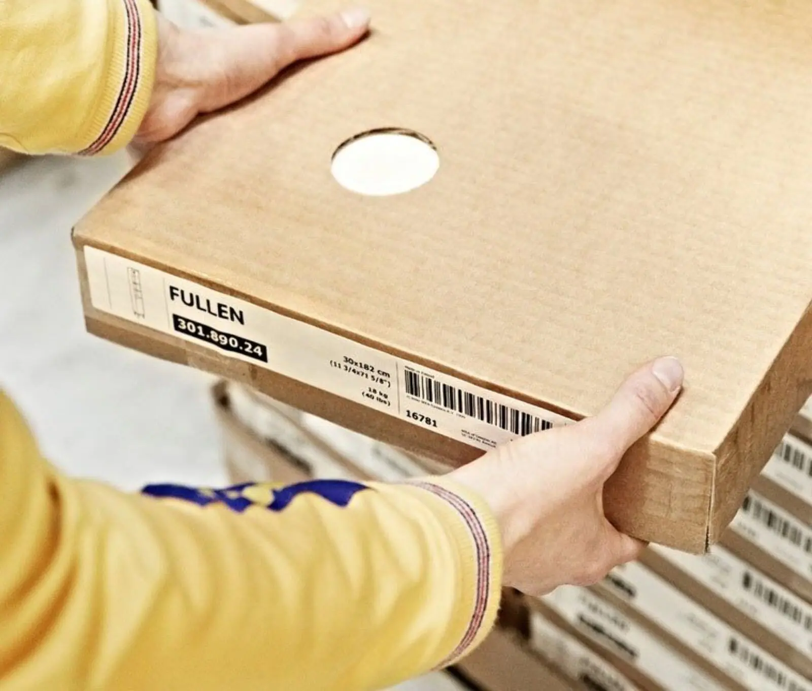Картинка Плоская упаковка IKEA позволяет компактно укладывать товары. Это экономит место в грузовиках и на складах, а значит, и деньги на транспортировку и хранение. Фото — iphones.ru