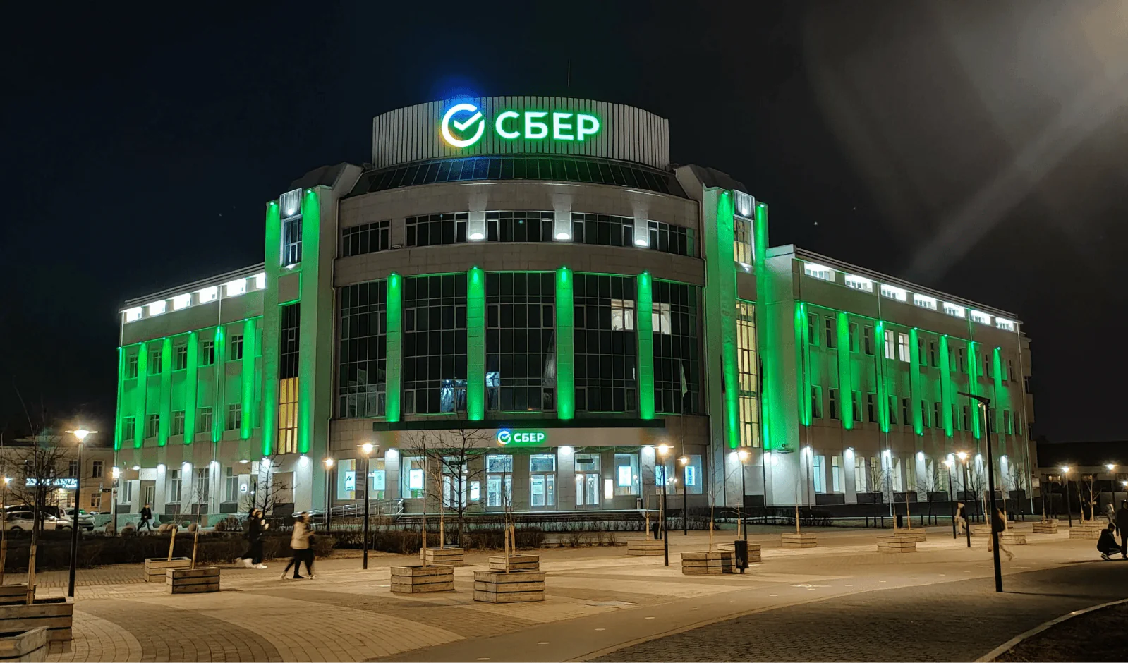 «Сбер» использует узнаваемый зеленый цвет даже во внешней подсветке офисных зданий