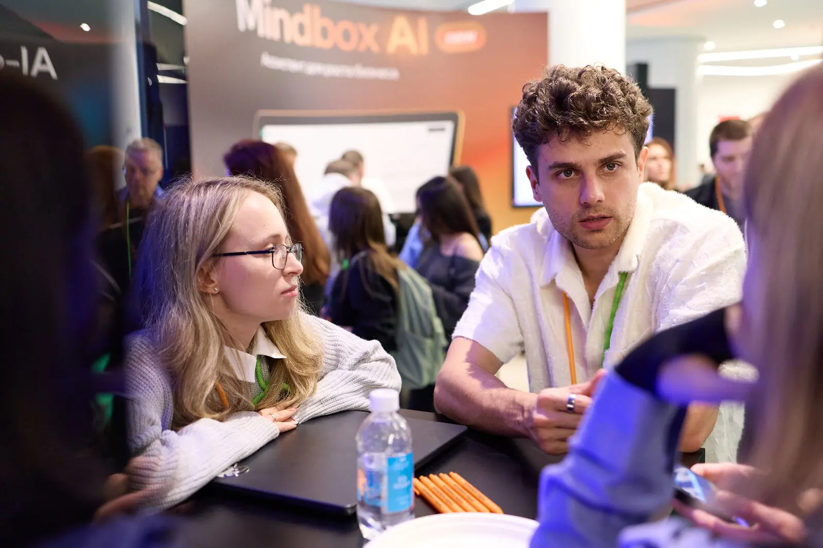 В зоне нетворкинга гости общаются с руководителем рекламного направления Mindbox