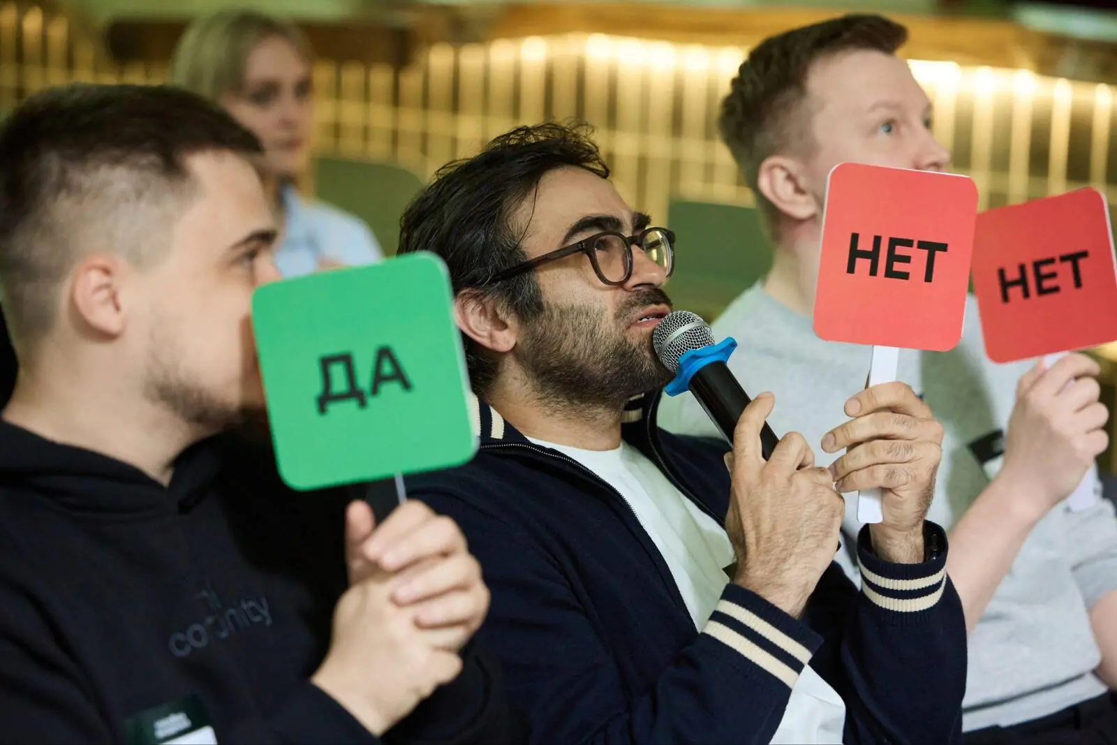 Выпускники защищали CRM-стратегию перед комиссией — она решала, выделить ли «бюджет». На фото преподаватели школы: руководитель отдела CRM‑маркетинга «Фоксфорда» Николай Белоусов, гендиректор SEGMEL Азамат Тибилов, экс-руководитель CVM-маркетинга «Самолет» Денис Голубочкин