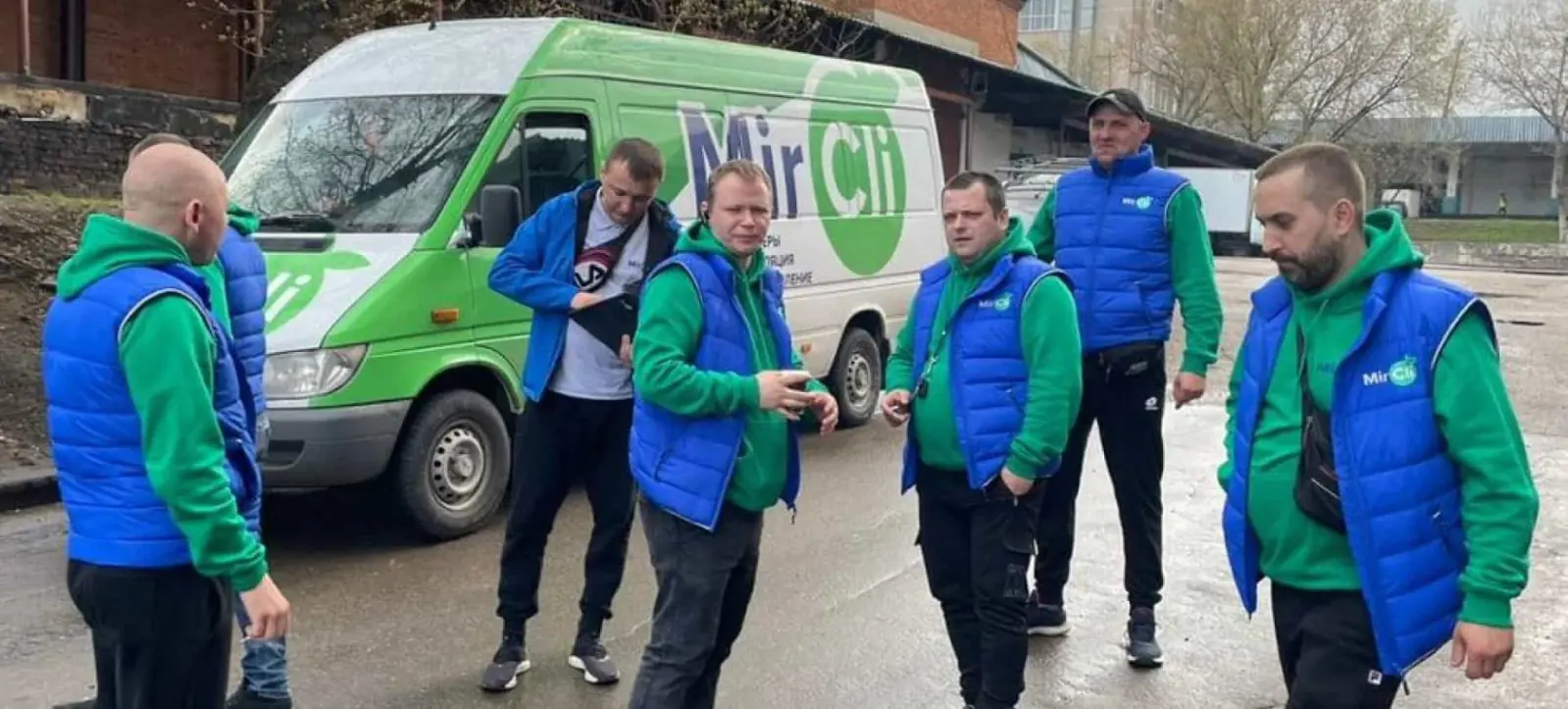Яркая форма партнеров MirCli сама по себе является рекламой компании