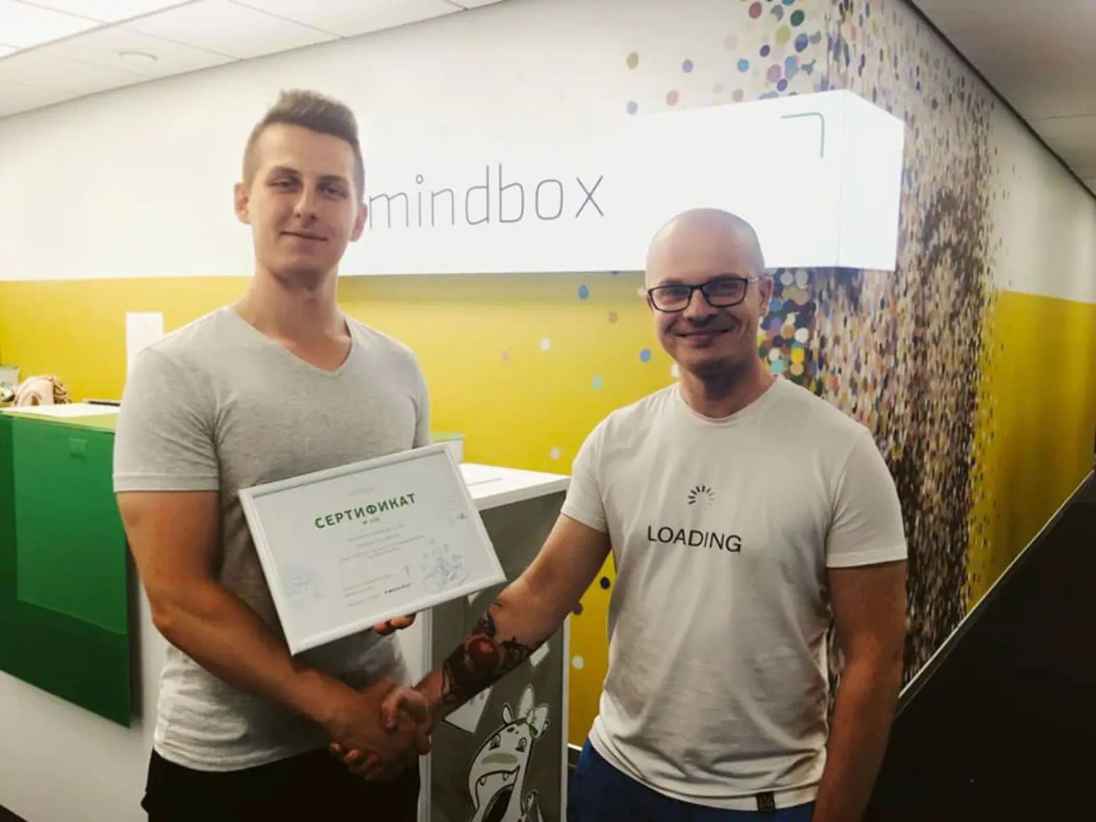 Кирилл Козубенко получает сертификат о прохождении туториала в офисе Mindbox. Справа — наш ведущий менеджер Евгений Дьяченко, он отвечает за работу с L’Orеal