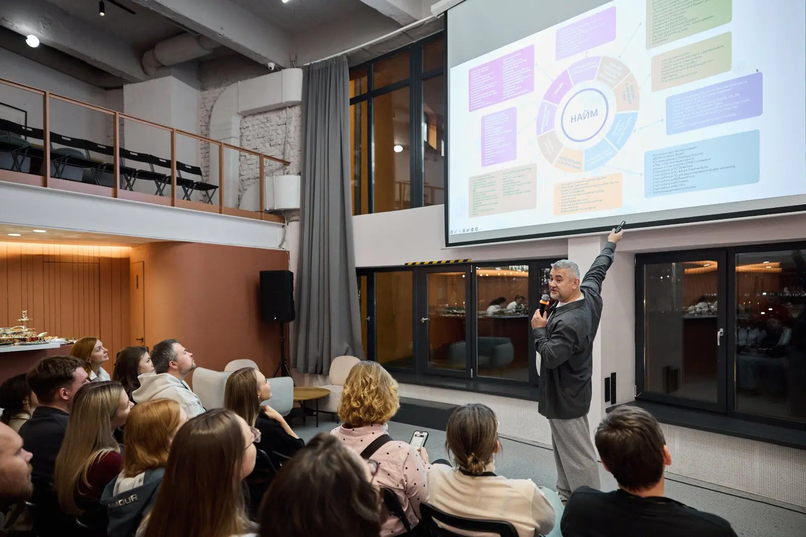 Андрей Осокин, член правления и директор по маркетингу ГК «Детский мир», делится управленческим опытом с участниками ROMI Community